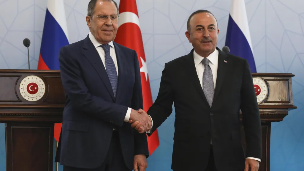 Turecký ministr zahraničí Mevlüt Çavuşoglu a ruský ministr Sergej Lavrov