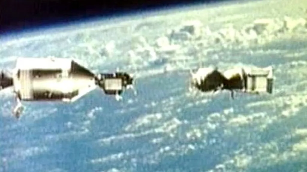 Přiblížení Sojuzu a Apolla