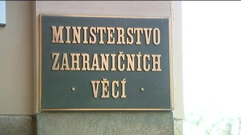 Ministr chce schválené diplomaty vyslat jako chargé d'affaires