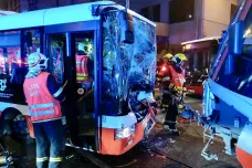 V pražské Libni se srazil autobus s tramvají