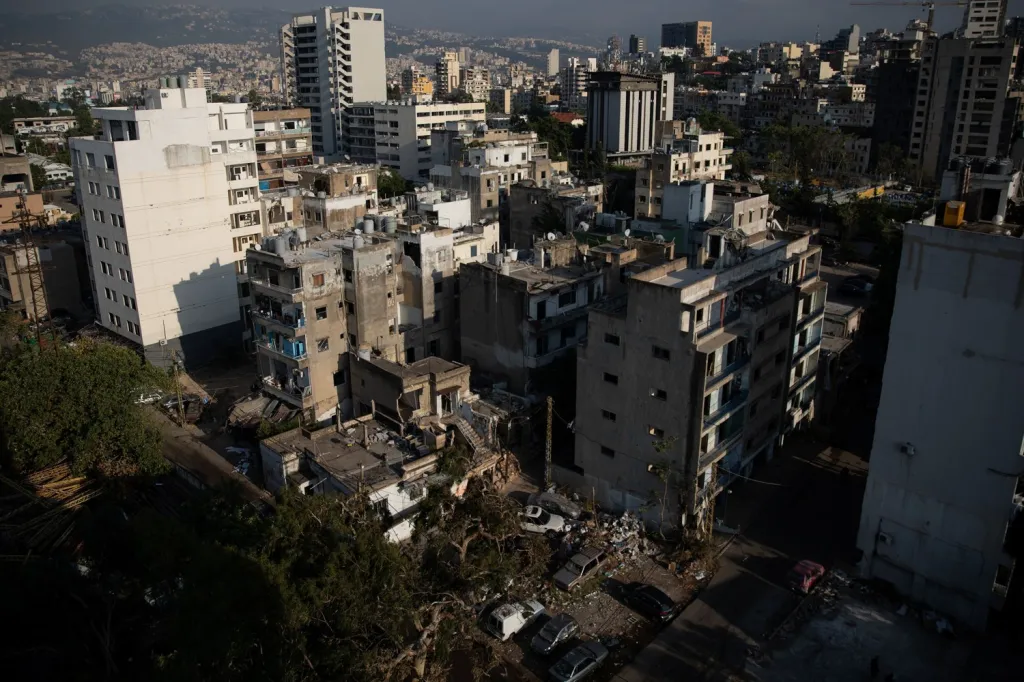Letecký pohled do zničené bejrútské čtvrti Karantina