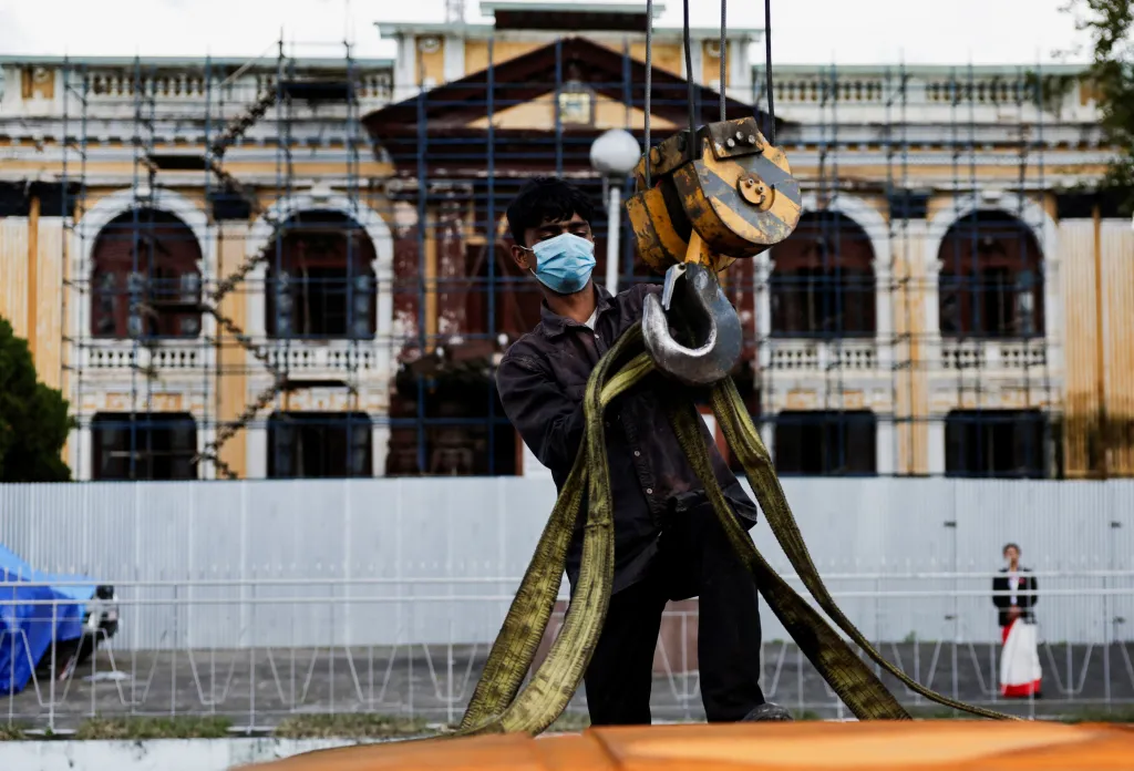 Káthmándú uklízí zdevastovaná auta z ulice