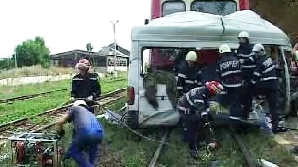 Srážka vlaku s mikrobusem
