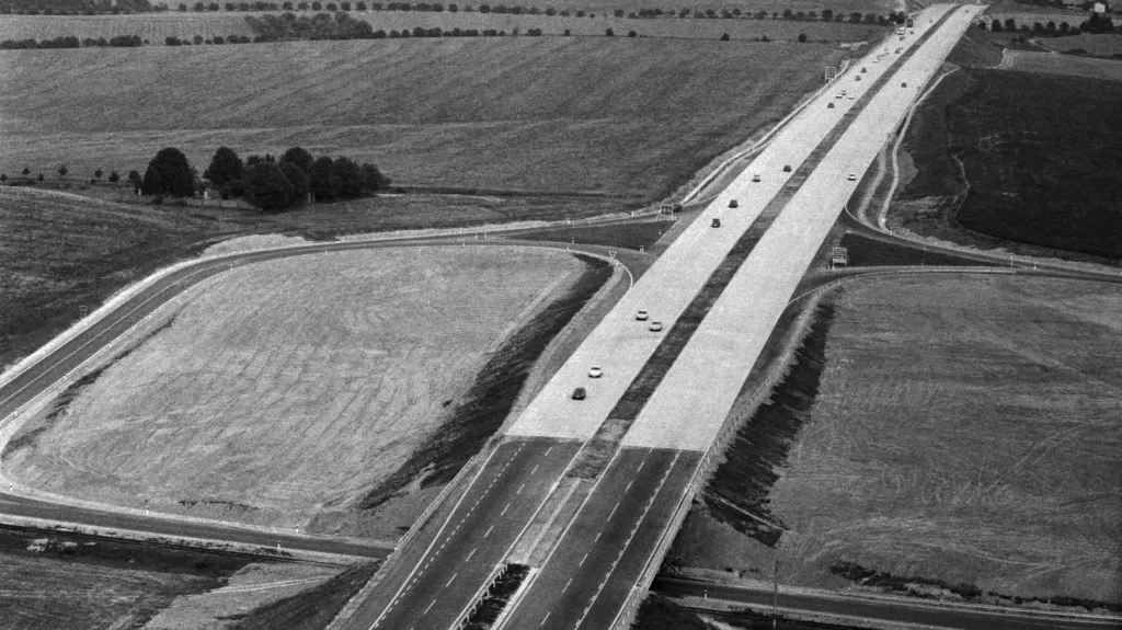D1 mezi Prahou a Mirošovicemi v červenci 1971