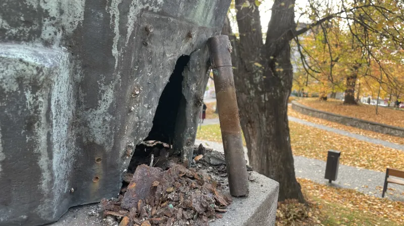 Podstavec pod dílem ukrýval časovou schránku