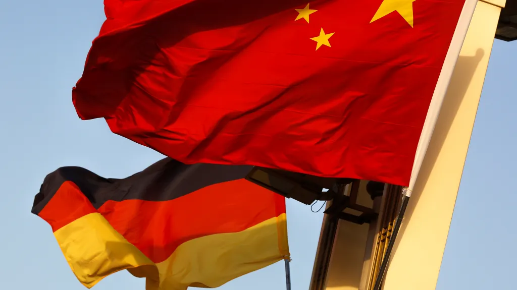 Německá a čínská vlajka na náměstí Tchien-an-men v Pekingu