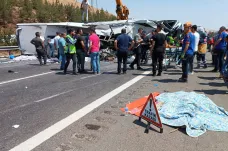 Při dvou nehodách na jihovýchodě Turecka zemřelo 34 lidí