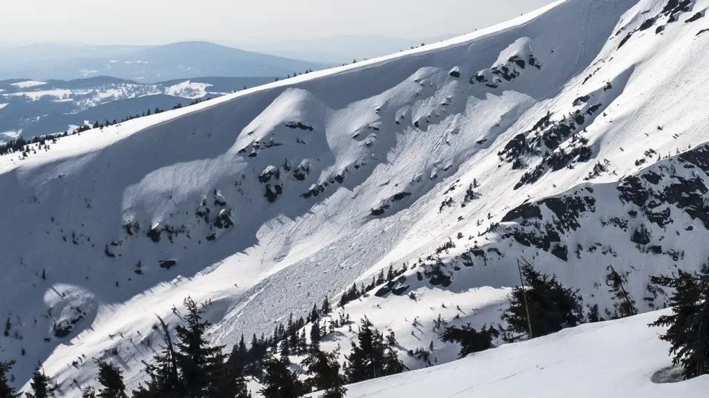 V Kotelních jámách v Krkonoších sjela lavina