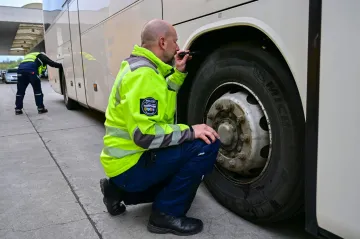Rezavý rám, poškozené brzdy. Polovina zkontrolovaných autobusů měla problémy
