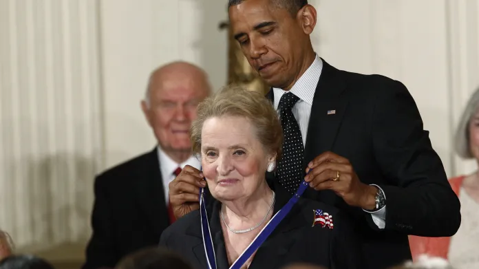 Obama předává Albrightové Medaili svobody