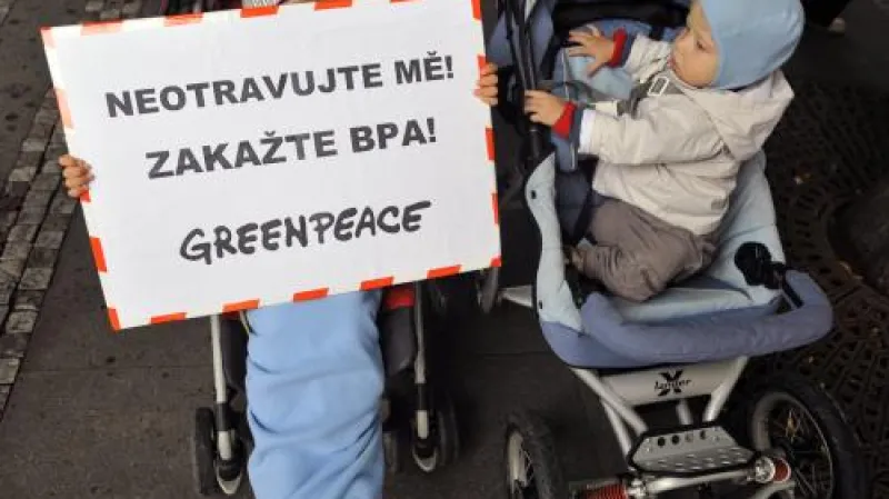 Organizace Greenpeace uspořádala 2. září v Praze happening maminek a dětí za zákaz bisfenolu A v materiálu, z něhož se vyrábějí kojenecké lahve. Bisfenol A je nebezpečná látka narušující hormonální systém, která se vyskytuje v některých kojeneckých lahvích a uniká i do jejich obsahu.