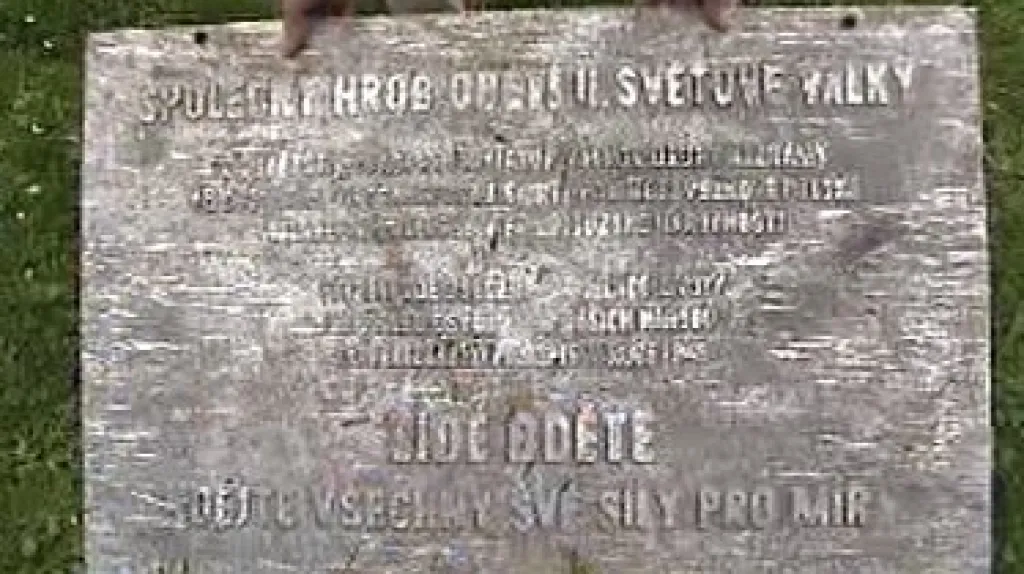 Poškozená bronzová deska