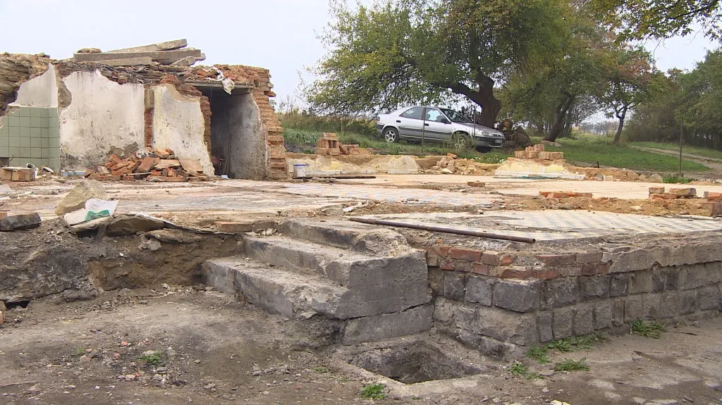 Zbytky domu, který v Hodoníně zničil blesk a následný požár