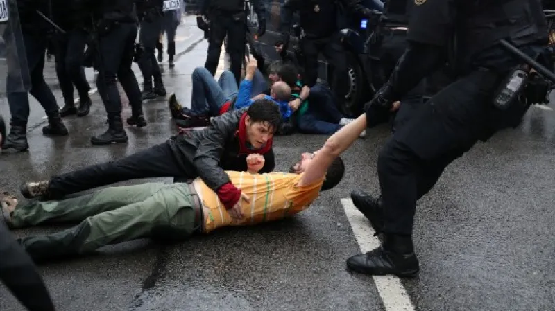 Pořádková policie zasahuje proti demonstrantům u volební místnosti v Barceloně,  Autor: Susana Vera,  Zdroj: Reuters