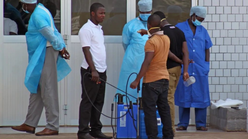 Západní Afrikou se šíří ebola