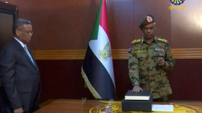 Ministr obrany Avad ibn Auf se stává šéfem přechodné vojenské rady Súdánu