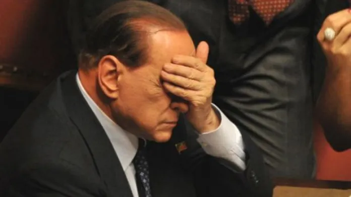 Proti Berlusconimu se bouří vlastní strana