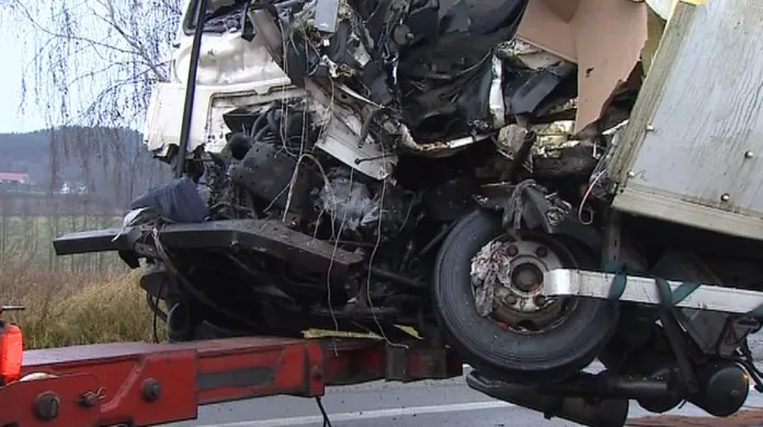 Kamion zničený při čelní srážce s jiným nákladním autem u Olbramovic