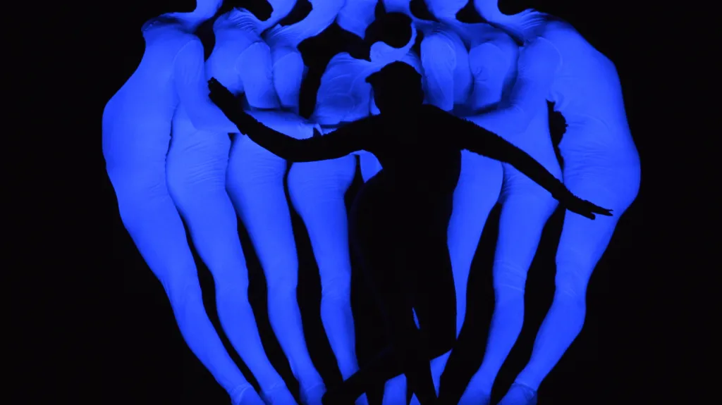 Dílo Lunar Sea - Noir Blanc je od choreografa Mosese Pendletona