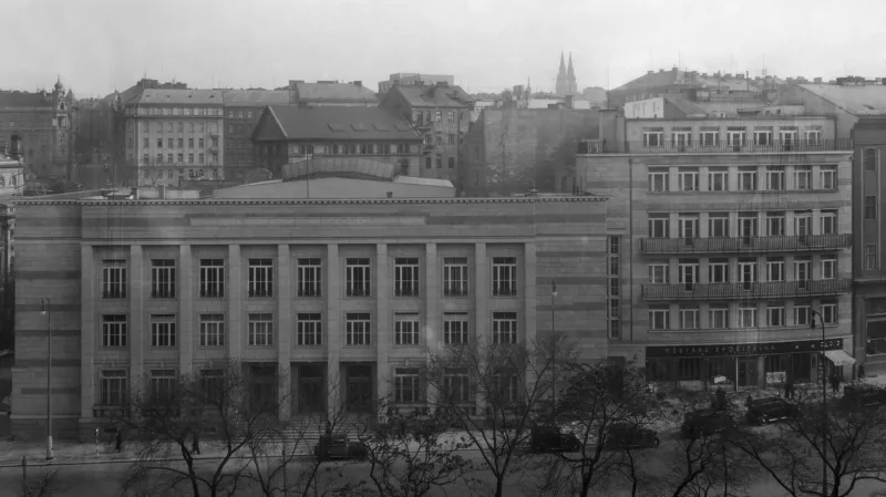 Peněžní burza na snímku z roku 1938, postavená podle návhru architekta Jaroslava Rösslera