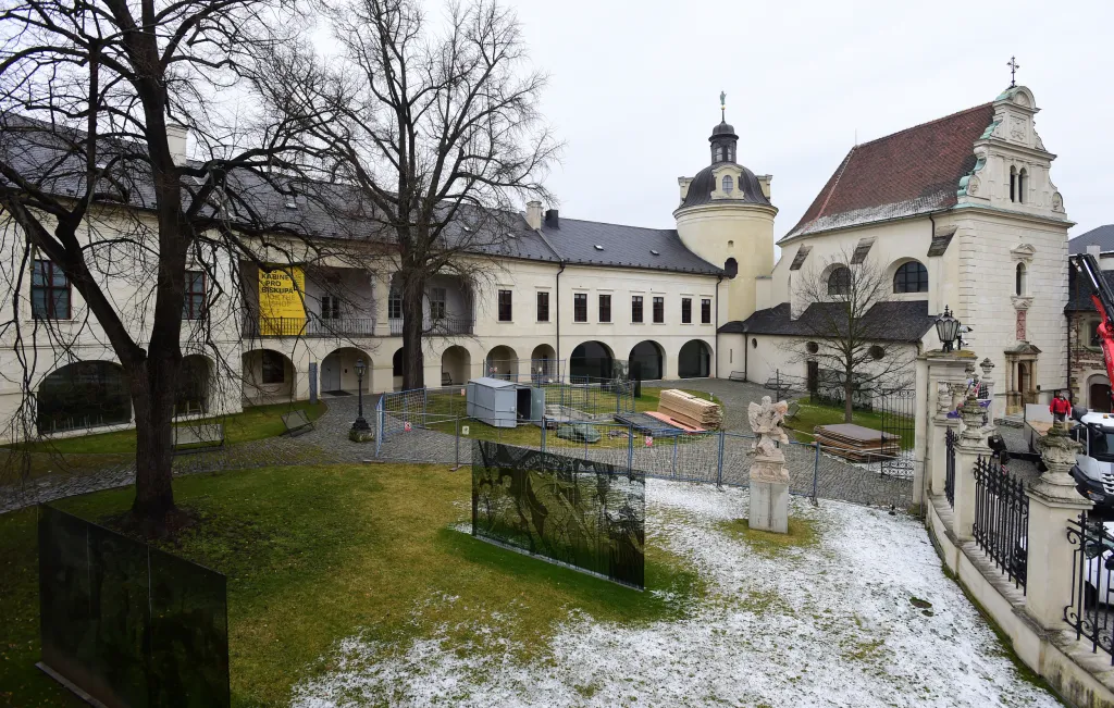 Podle ředitele Muzea umění Ondřeje Zatloukala se rekonstrukce zásadně dotkne i návštěvniků; poprvé si budou moci projít všechna čtyři ramena křížové chodby. Na snímku z 28. ledna 2021 je nádvoří muzea, vpravo kaple svaté Anny