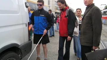 Instruktoři pro nevidomé zkouší slepotu