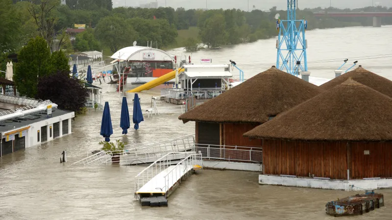 Zatopené restaurace na břehu Dunaje ve Vídni