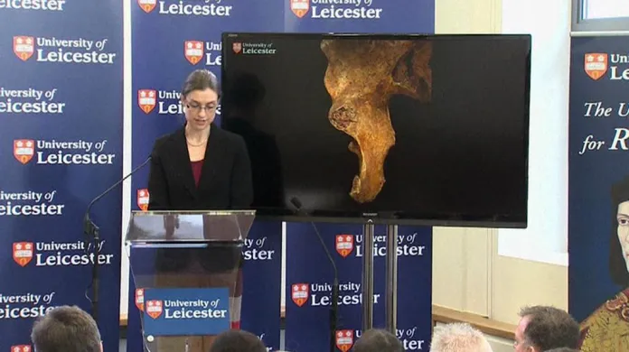 Jo Applebyová prezentuje výsledky výzkumu ostatků Richarda III.
