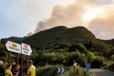Na Gran Canarii v týdnu zastavili velký lesní požár, ale už zase hoří. Lidé museli opustit i hotel