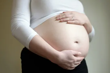 Ženy měly dle Ústavního soudu dostat prostor vyjádřit se v řízení ohledně oprávnění asistentky vést domácí porod