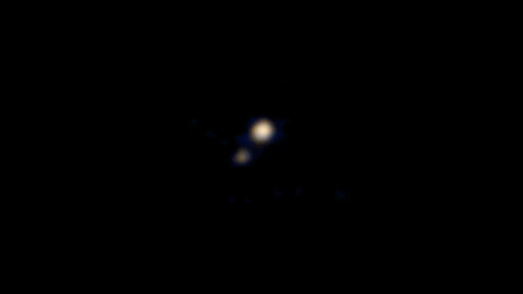 První barevný snímek Pluta a jeho měsíce Charona