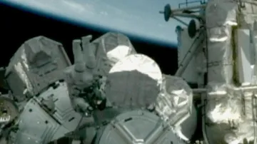 Astronaut upravuje vnější zařízení ISS