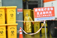 Odstávky čínských továren kvůli koronaviru mají vliv na Evropu, chybí součástky i hokejky