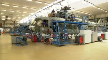 Oprava vrtulníků ve státním podniku LOM Praha