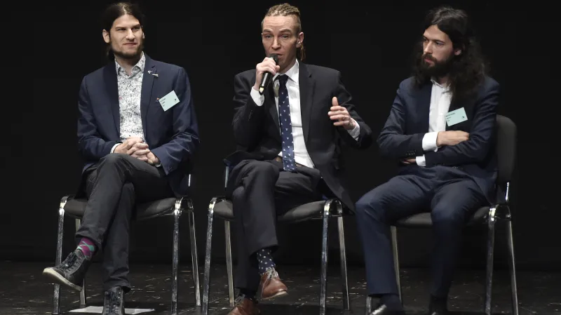 Vojtěch Pikal, Ivan Bartoš a Mikuláš Ferjenčík při volbě nového vedení