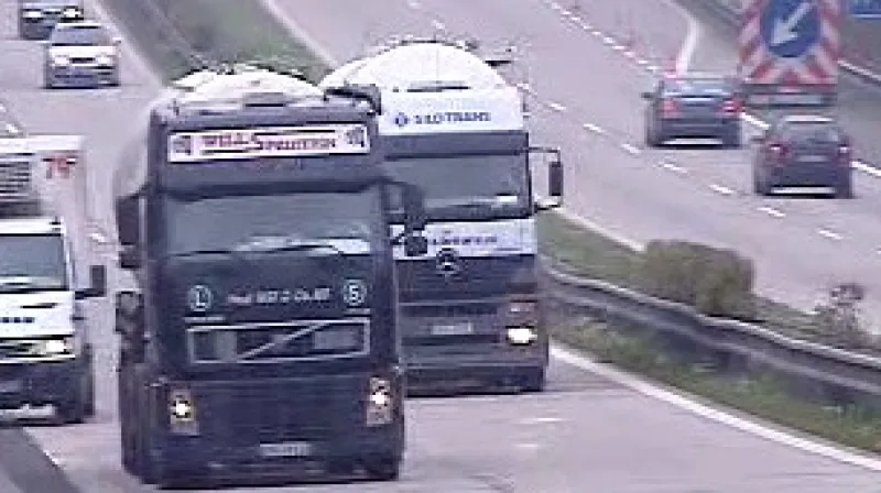 Kamiony na dálnici způsobují dopravní nehody.