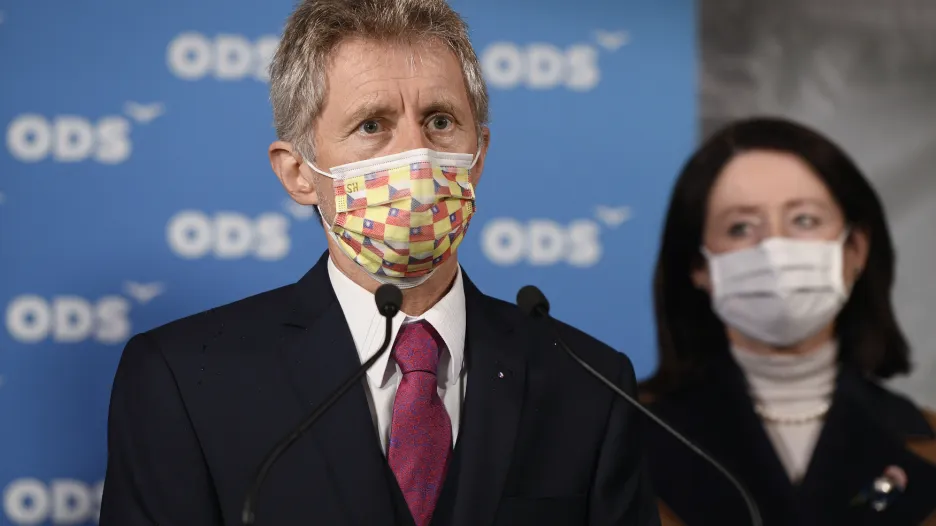 Předseda Senátu Miloš Vystrčil (ODS) s nově zvolenou senátorkou Miroslavou Němcovou