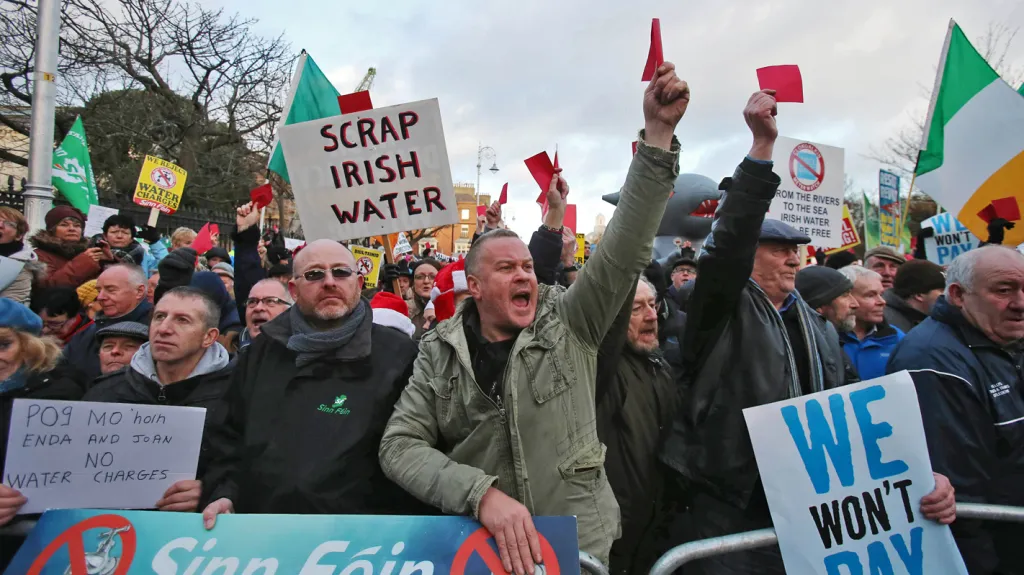 Irové protestují proti poplatkům za vodu