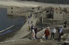 Sucho odhalilo trosky španělské vesnice Aceredo na dně přehrady. Přitahují davy turistů