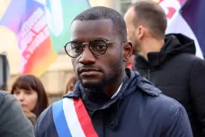Francouzský poslanec křičel na kolegu „Vraťte se do Afriky“. Sněmovna přerušila jednání