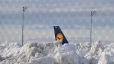 Letadlo společnosti Lufthansa na zasněženém mnichovském letišti
