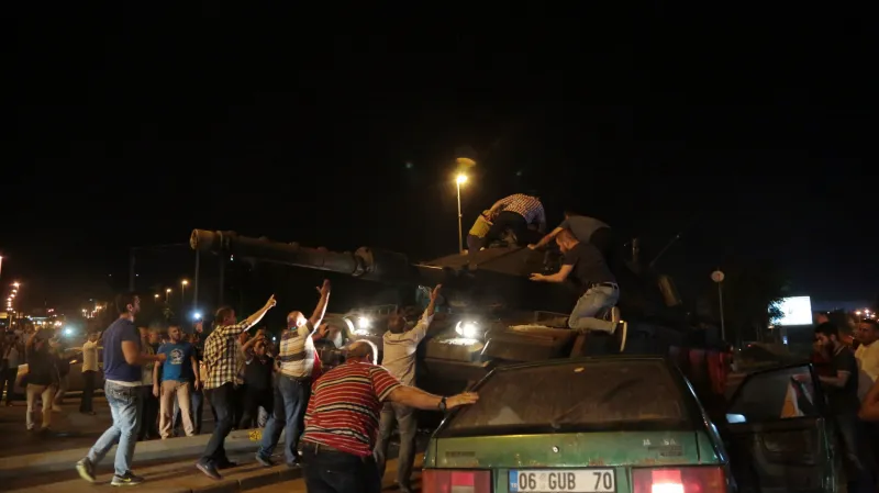 Lidé se snaží zastavit tanky jedoucí ulicemi Ankary