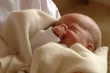 Porodila v kómatu, po probuzení se neměla ani posadit. Nyní chce být dítěti opravdovou matkou