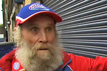 Nejstarší britský zaměstnanec dopil a dokouřil…