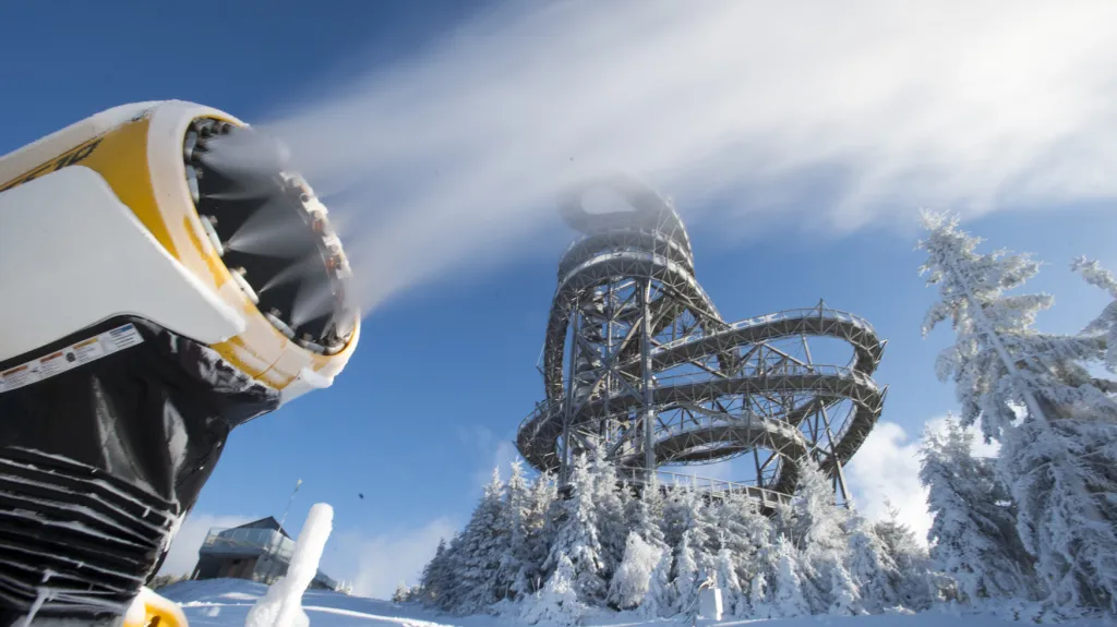 Na horách zatím musela pomáhat sněžná děla