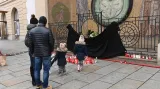 Pietní místo za oběti čtvrteční střelby v Olomouci