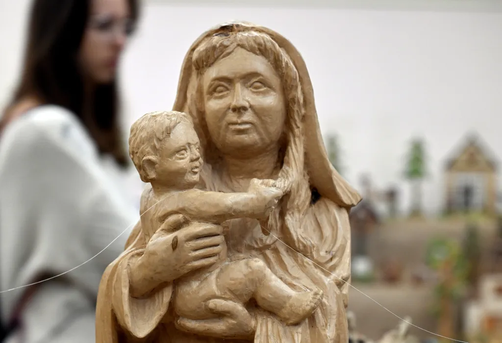 Betlémy si lze v Klementinu prohlížet od 25. listopadu do 7. ledna. Lidé na výstavě uvidí také betlémáře přímo při práci