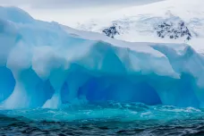 Satelity našly ve východní Antarktidě přes 65 tisíc nových jezírek tvořených tajícím ledem