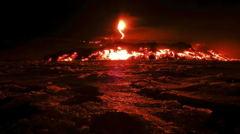 Nejvyšší a nejaktivnější sopka Evropy italská Etna chrlí lávu během své erupce na Sicílii.