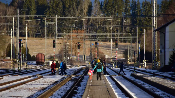I toto je modernizovaný železniční koridor. Na nádraží Rybník přecházejí cestující přes koleje, kudy jezdí mezistátní vlaky do Rakouska, aby se dostali na vlaky do Lipna. V pozadí jsou patrné rychlostníky povolující 70, respektive 75 kilometrů za hodinu.